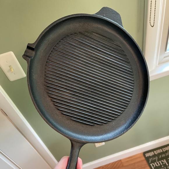 Gold Coast Round Cast Iron Grill Pan With Drip Spout - Picture 2 of 4